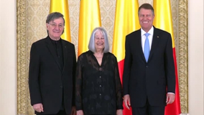 Preşedintele Iohannis i-a decorat pe Nora Iuga şi pe Ion Caramitru