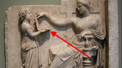 Descoperire incredibilă! Statuia antică grecească care ţine un „laptop” în mâini