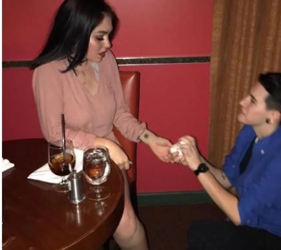 Imagini uluitoare. S-au prefăcut că se logodesc în restaurant ca să primească desert gratis