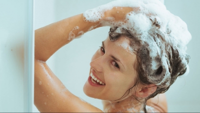 Ce se întâmplă dacă îți vei spăla părul mai rar? Efectele sunt surprinzătoare