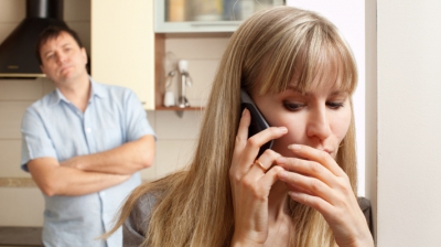 Un afacerist din Iaşi îşi suspecta iubita că-l înşală. I-a ascultat telefonul-ce a aflat l-a DISTRUS