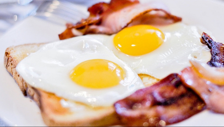 STUDIU Şunca grasă şi ouăle prăjite, cel mai sănătos mic dejun