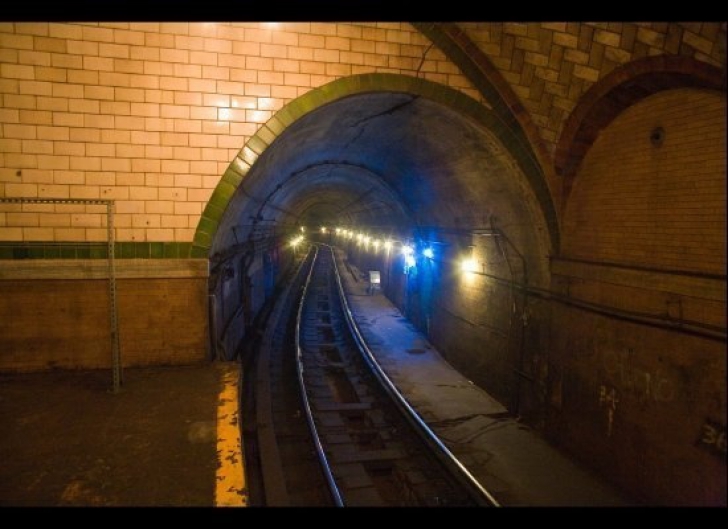 Staţia SECRETĂ de metrou, ascunsă sub Primărie de 70 de ani. Ce lucruri se petrec acolo