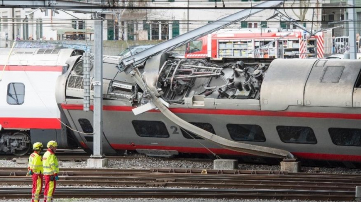Tren cu 160 de pasageri, deraiat în Elveția! Mai multe persoane rănite