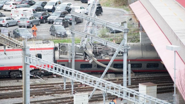 Tren cu 160 de pasageri, deraiat în Elveția! Mai multe persoane rănite