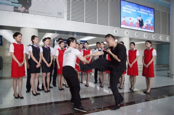 Cum se face selecția stewardeselor în China. INCREDIBIL!