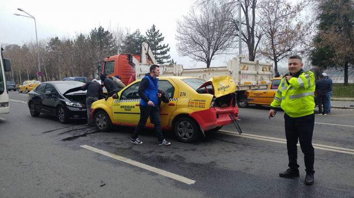 Accident grav în Bucureşti cu şapte maşini, între care o ambulanţă. Trei persoane au fost rănite