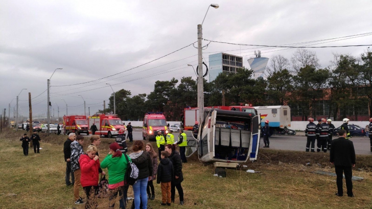 Un microbuz şcolar s-a răsturnat în Hunedoara. 13 elevi au ajuns la spital. Șoferul consumase alcool
