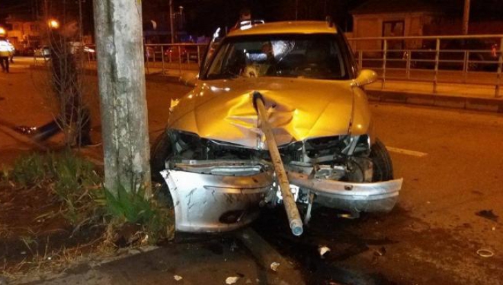 Accident SPECTACULOS -un şofer aproape de coma alcoolică şi-a înfipt maşina într-o staţie de tramvai