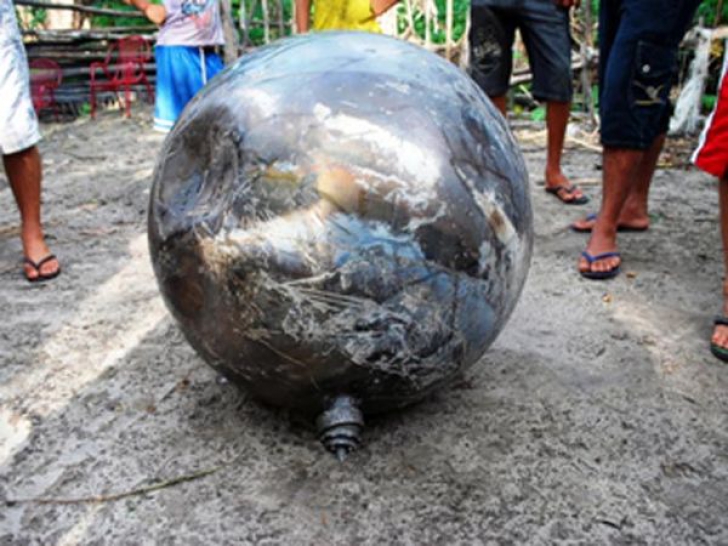 O sferă din metal a căzut din cer, în Brazilia. Oamenii s-au adunat ca la urs să vadă OZN-ul