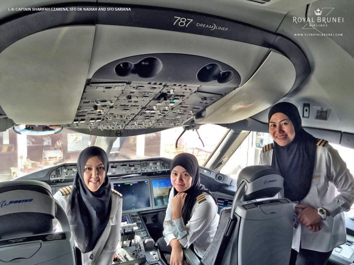 Cum arată echipajul FEMININ de zbor la arabi. Pasagerii, ULUIŢI de cine iese din cabina de pilotaj
