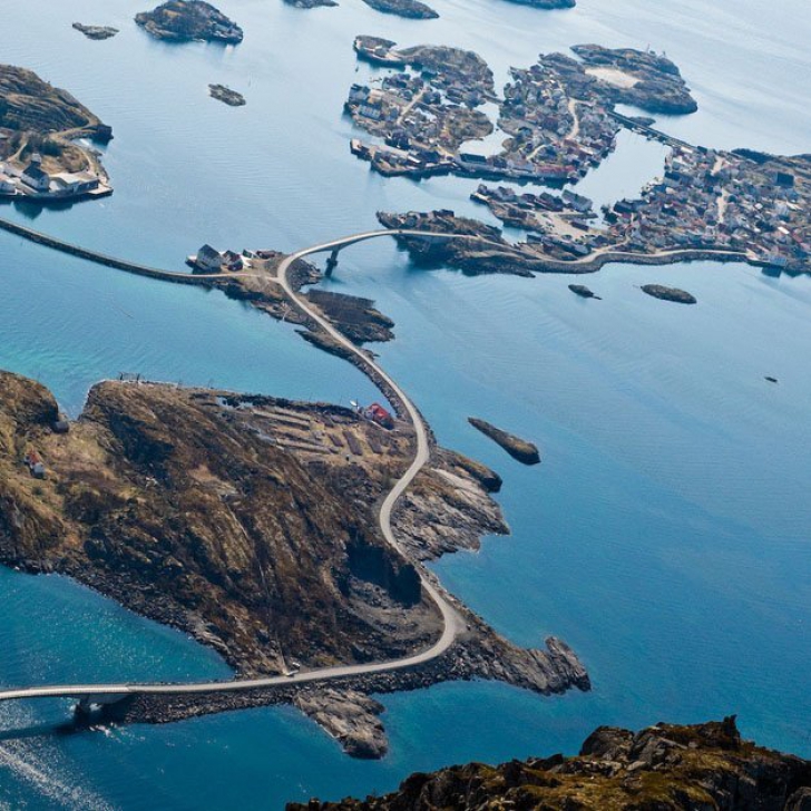 Cele mai frumoase autostrăzi din lume, poziţionate pe coastă. Un drum pe ele este de neuitat
