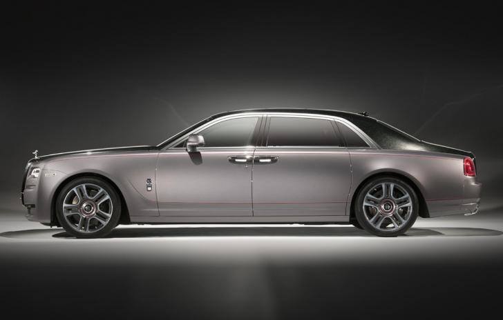 Tocmai a fost fabricat Rolls-Royce Ghost Elegance, cu vopsea din 1000 de diamante strivite