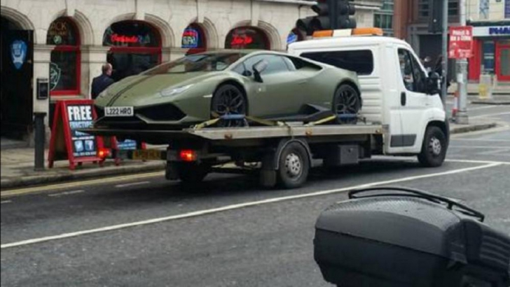 "Hingherii" de maşini au ridicat un Lamborghini parcat aiurea. Când au aflat al cui e, s-au SPERIAT