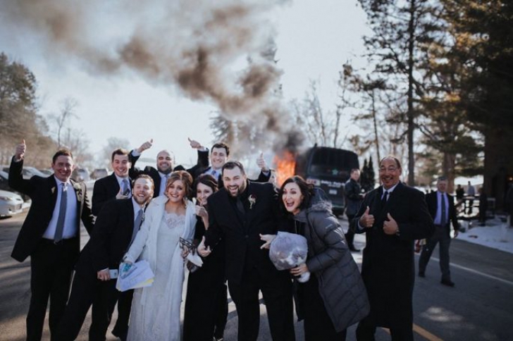 Autobuzul plin cu nuntaşi mergea la biserică, dar a luat FOC. Ce a făcut MIREASA i-a ŞOCAT pe toţi
