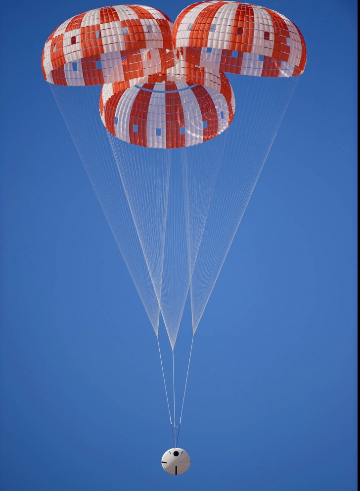 NASA a testat cu succes un nou sistem de parașute pentru frânare