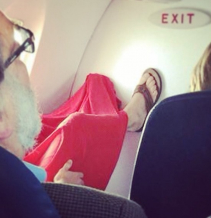 Pasagerii s-au ÎNGROZIT în avion când au văzut cum călătoresc aceşti oameni. Poziţii REVOLTĂTOARE