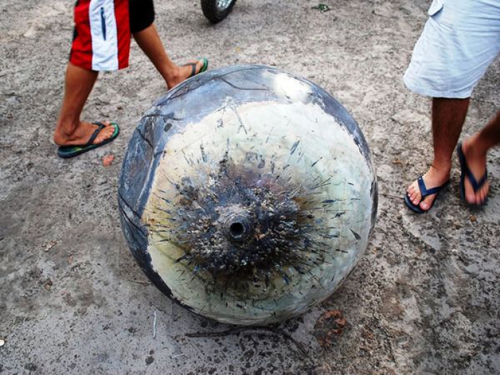 O sferă din metal a căzut din cer, în Brazilia. Oamenii s-au adunat ca la urs să vadă OZN-ul