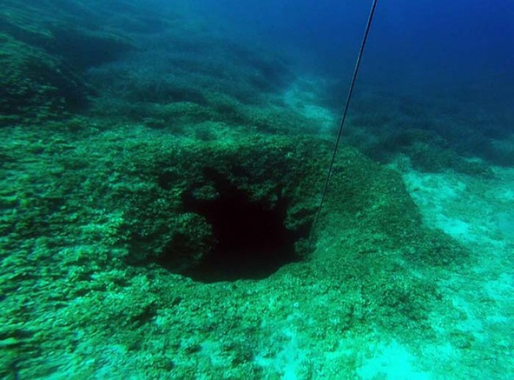 Au găsit un labirint pe fundul apei. Au intrat în el, au coborât 40 m şi au ÎNLEMNIT. Unde i-a dus