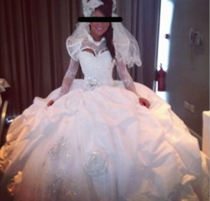 Soţii au vrut să fugă de la nuntă când au văzut cum s-au îmbrăcat miresele. Cele mai URÂTE rochii