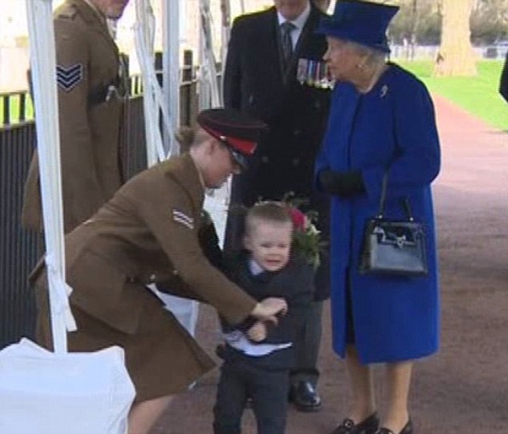 Moment UNIC pentru Regina Marii Britanii, la un eveniment oficial- VIDEO