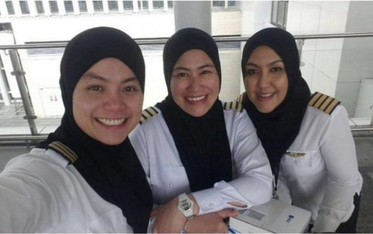Cum arată echipajul FEMININ de zbor la arabi. Pasagerii, ULUIŢI de cine iese din cabina de pilotaj