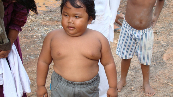 Ce face acum băieţelul indonezian care FUMA la 2 ani. Cum arată la 9 ani. A deprins un nou viciu