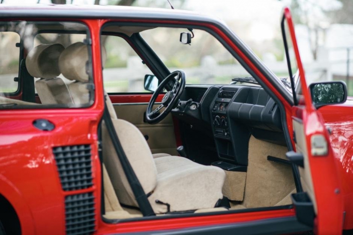 Un Renault R5 fabricat în 1984 a bătut toate recordurile. Sumă fabuloasă oferită pe el