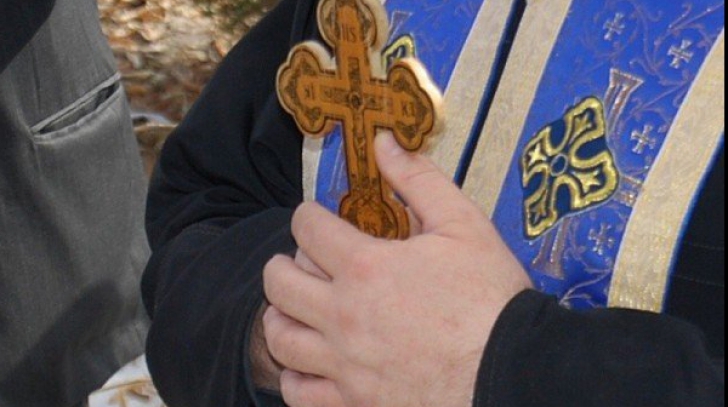 Preoți acuzați de arhiepiscopul Sucevei de trafic de țigări ș lemne