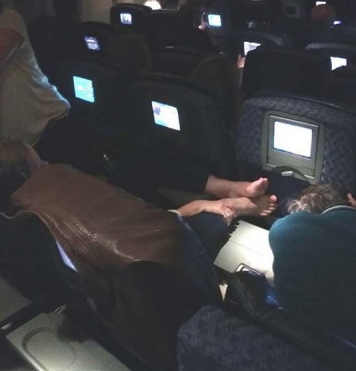 Pasagerii s-au ÎNGROZIT în avion când au văzut cum călătoresc aceşti oameni. Poziţii REVOLTĂTOARE