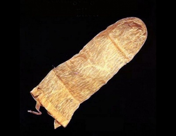 Cum arătau obiectele casnice acum mii de ani: șosetele aveau 2 degete, prezervativul era refolosibil