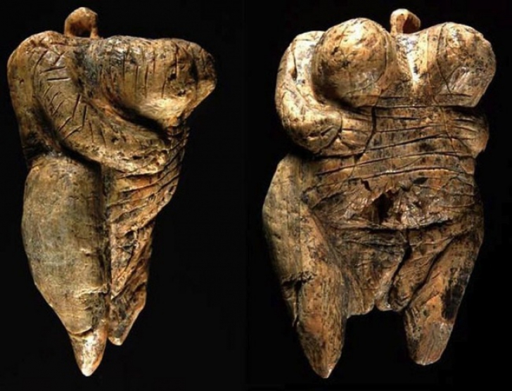 Cum arătau obiectele casnice acum mii de ani: șosetele aveau 2 degete, prezervativul era refolosibil
