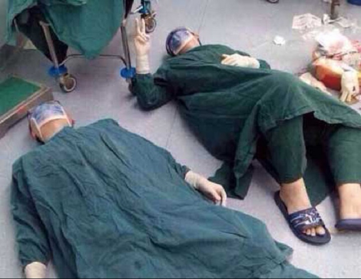Doi chirurgi extenuați, întinși pe podea. Adevărul impresionant din spatele pozei care a uimit lumea