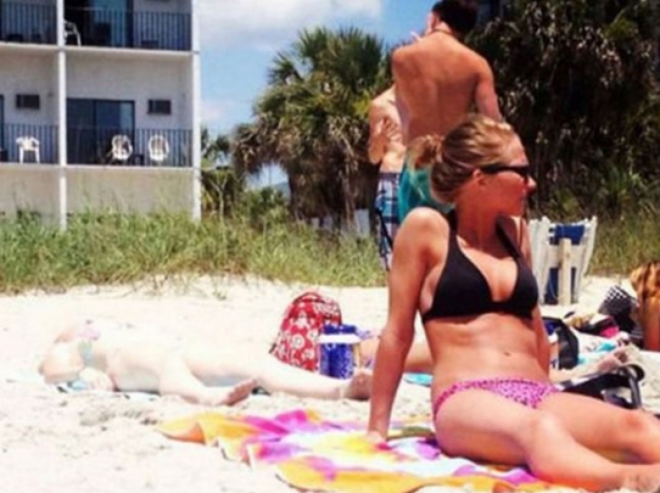 Fotografia cu o femeie în bikini, pe plajă, VIRALĂ pe internet. Ce DETALIU şochează