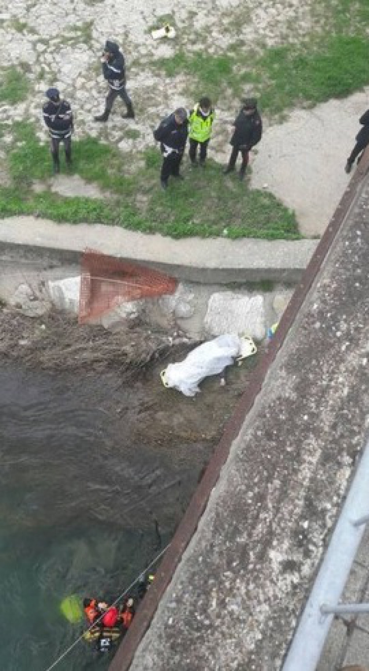 Trei români au murit, după ce au căzut cu maşina într-un râu din Italia