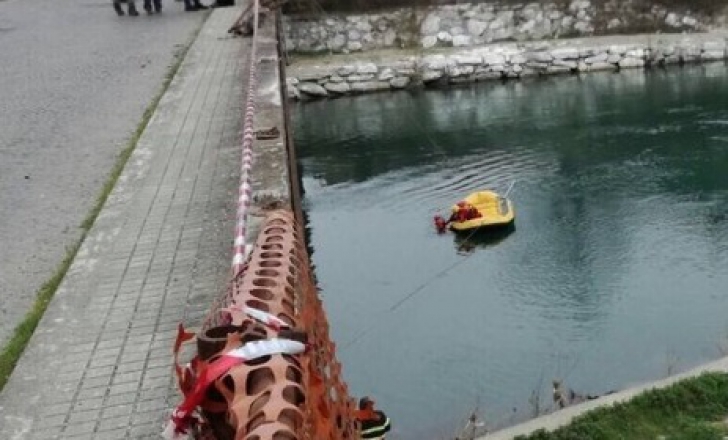 Trei români au murit, după ce au căzut cu maşina într-un râu din Italia