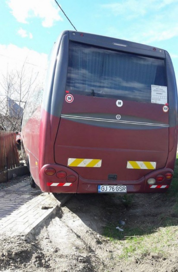 Un autocar cu 30 de pasageri a intrat într-un șanț, la Bunești, Vâlcea / Foto: jurnalulolteniei.ro