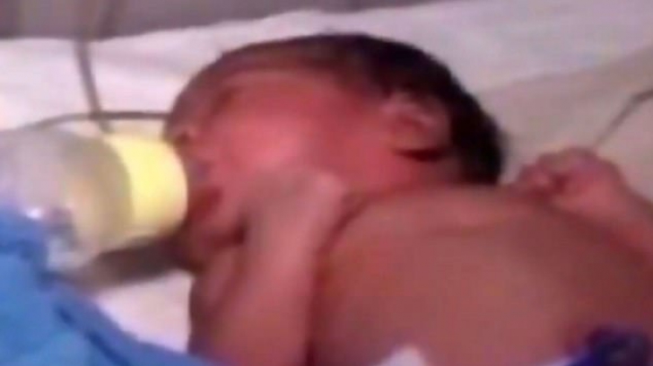 Bebeluş abandonat de părinţi la câteva ore după naştere. Poliţiştii au găsit-o îngropată de vie