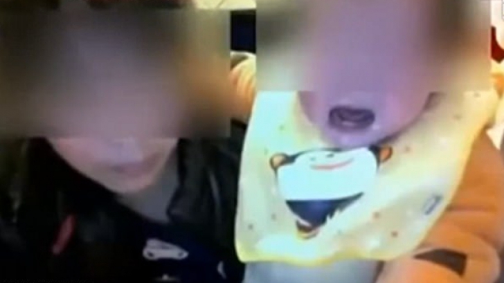 Imagini şocante! Copil de un an abuzat de bonă, în timp ce părinţii se aflau în vacanţă