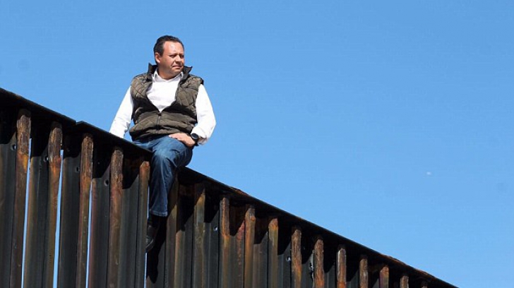 Un deputat mexican a escaladat gardul de la graniţa cu SUA şi a criticat dur proiectul lui Trump