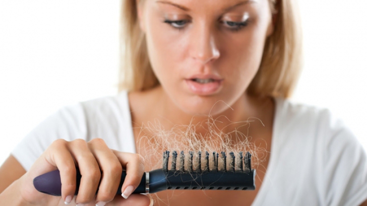Care sunt cauzele căderii părului şi cum poate fi prevenită