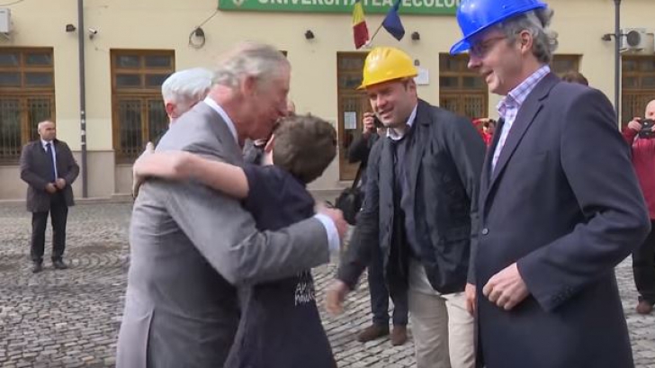 Prințul Charles, gest surprinzător. A îmbrățișat un copil în București, deși nu avea voie