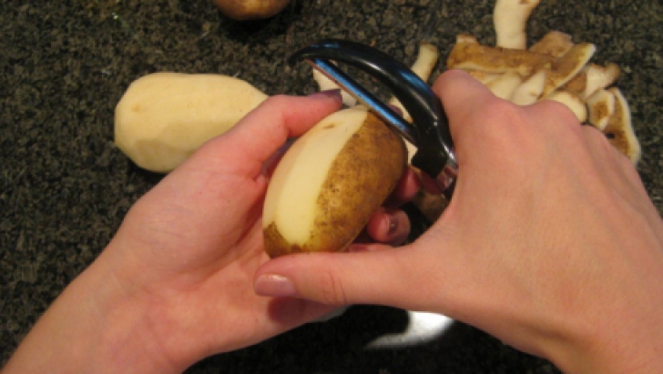 A tocat un cartof şi l-a pus într-un borcan, apoi a turnat oţet. Rezultatul, neaşteptat!
