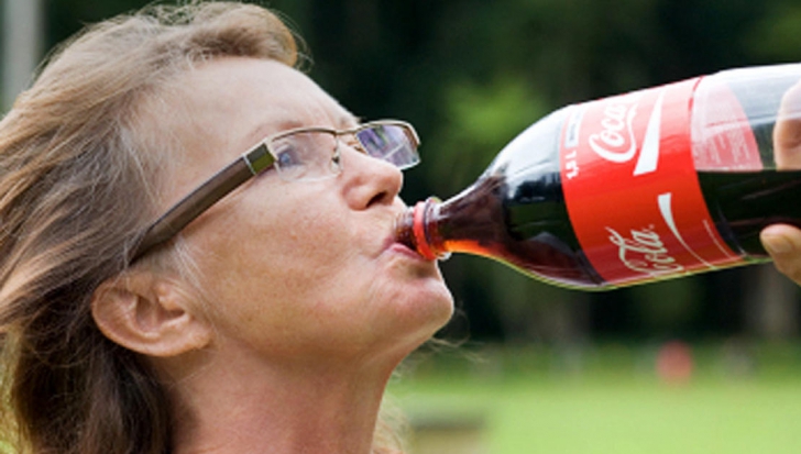 Ce se întâmplă în corpul tău la doar 10 minute după ce bei Coca Cola