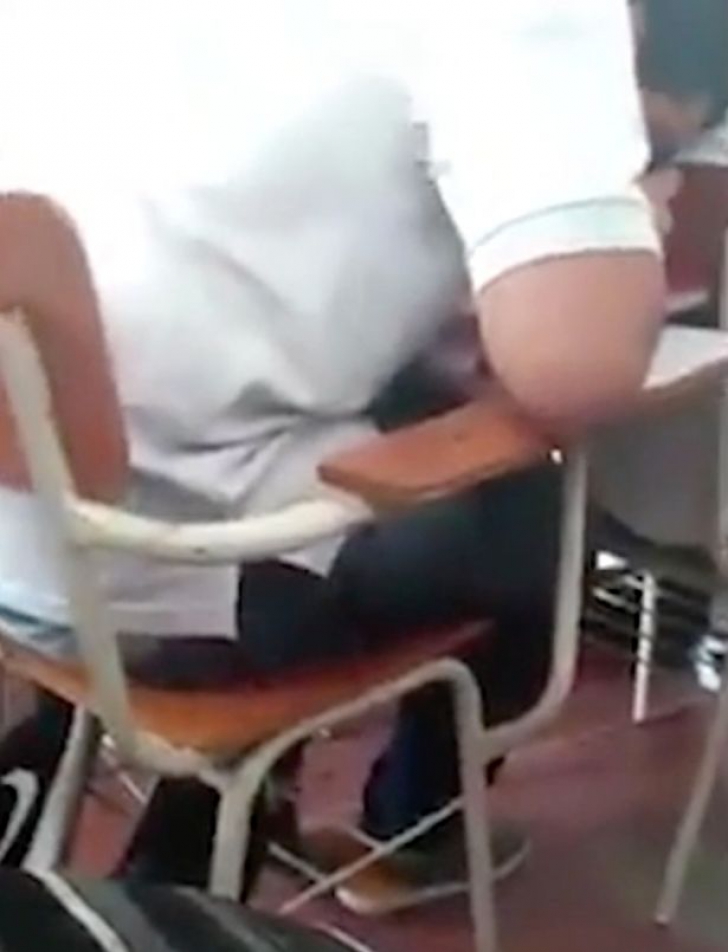 Imagini șocante. Ce fac acești elevi în bănci când profesorul scrie la tablă cu spatele la ei