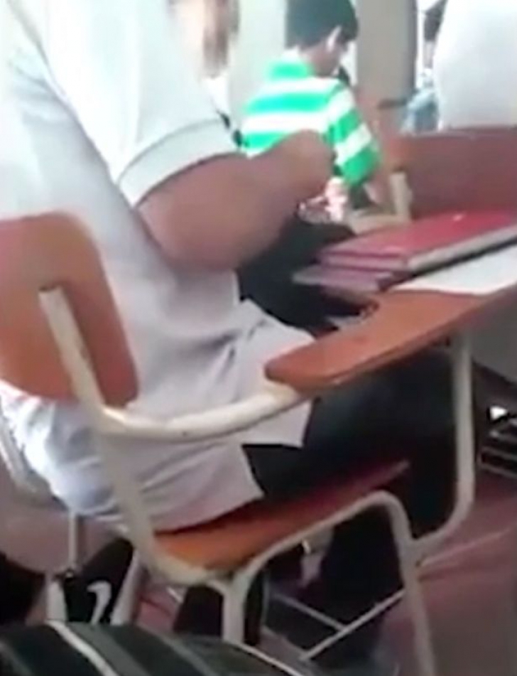 Imagini șocante. Ce fac acești elevi în bănci când profesorul scrie la tablă cu spatele la ei