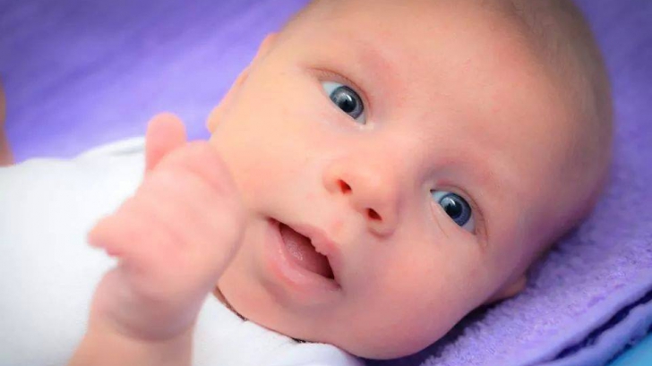 O fetiţă de numai trei luni a intrat în comă la doar o săptămână după botez. Părinţii cer ajutor