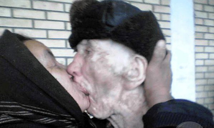 Râzi cu lacrimi! Topul celor mai penibile fotografii de cuplu