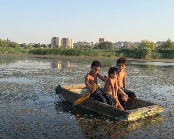 Cum arată viaţa copiilor care au trăit în Delta Văcăreşti - în fotografii făcute chiar de ei