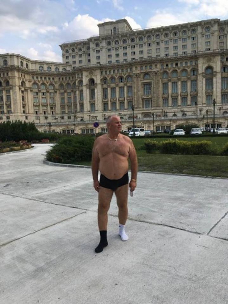 Fostul lider ALDE Botoşani, în chiloţi, pentru Tăriceanu, în faţa Palatului Parlamentului